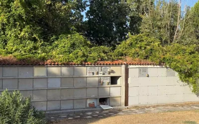 Nichos y ataúdes a la vista en el antiguo cementerio de Illescas