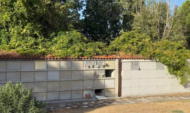 Nichos y ataúdes a la vista en el antiguo cementerio de Illescas