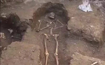 Encontradas varias fosas en las obras de una plaza de Illescas. Video