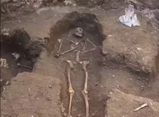 Encontradas varias fosas en las obras de una plaza de Illescas. Video