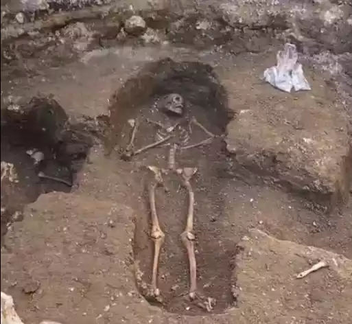 enterramiento-pl-los-leones-illescas Enterramientos en plaza de los leones de Illescas