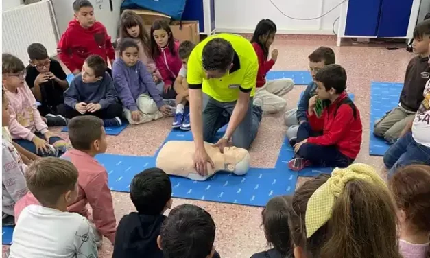 Profesionales sanitarios enseñan a alumnos de Illescas y Numancia de la Sagra, técnicas de primeros auxilios