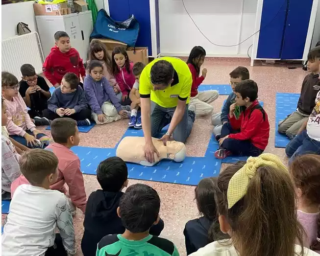 Profesionales sanitarios enseñan a alumnos de Illescas y Numancia de la Sagra, técnicas de primeros auxilios